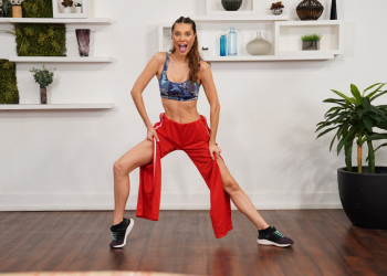 Top Júlia Pereira dá dicas de como manter o corpo em dia com exercícios caseiros